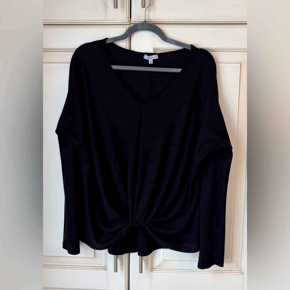 🍋 White Birch Black V-Neck Twist Front Top. Medium (fit Large)